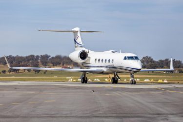 Deer_Jet_(B-8293)_Gulfstream_G450_taxiing_at_Wagga_Wagga_Airport_(1)